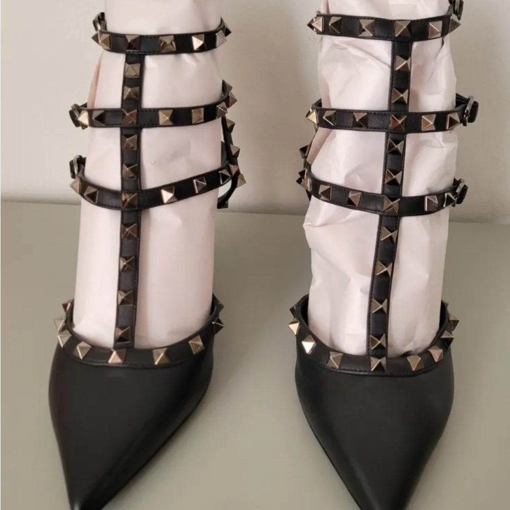 Valentino Garavani Noir Rockstud T-Strap Pump. Size 41.5